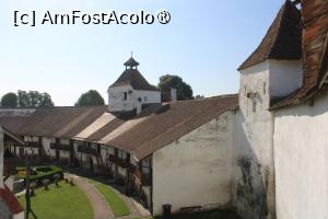 [P23] Hărman, Biserica Evanghelică Fortificată, Turnul Măcelarilor (Turnul Porții), Curtina și Camerele din jurul ei pozate din Turnul de Vest, în dreapta Turnul de Sud-Vest » foto by mprofeanu
 - 
<span class="allrVoted glyphicon glyphicon-heart hidden" id="av1414274"></span>
<a class="m-l-10 hidden" id="sv1414274" onclick="voting_Foto_DelVot(,1414274,20177)" role="button">șterge vot <span class="glyphicon glyphicon-remove"></span></a>
<a id="v91414274" class=" c-red"  onclick="voting_Foto_SetVot(1414274)" role="button"><span class="glyphicon glyphicon-heart-empty"></span> <b>LIKE</b> = Votează poza</a> <img class="hidden"  id="f1414274W9" src="/imagini/loader.gif" border="0" /><span class="AjErrMes hidden" id="e1414274ErM"></span>