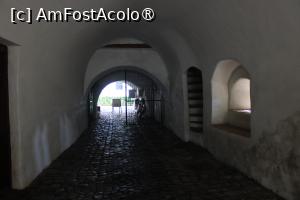 [P06] Hărman, Biserica Evanghelică Fortificată, Luminița de la capătul Pasajului prin Zidul Mijlociu și Principal și de la Casa de bilete-Magazin de suveniruri » foto by mprofeanu
 - 
<span class="allrVoted glyphicon glyphicon-heart hidden" id="av1414257"></span>
<a class="m-l-10 hidden" id="sv1414257" onclick="voting_Foto_DelVot(,1414257,20177)" role="button">șterge vot <span class="glyphicon glyphicon-remove"></span></a>
<a id="v91414257" class=" c-red"  onclick="voting_Foto_SetVot(1414257)" role="button"><span class="glyphicon glyphicon-heart-empty"></span> <b>LIKE</b> = Votează poza</a> <img class="hidden"  id="f1414257W9" src="/imagini/loader.gif" border="0" /><span class="AjErrMes hidden" id="e1414257ErM"></span>