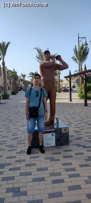 [P23] Promenada Mamsha. Eu și statuia jucătorului de golf. » foto by ovidiuyepi
 - 
<span class="allrVoted glyphicon glyphicon-heart hidden" id="av1360125"></span>
<a class="m-l-10 hidden" id="sv1360125" onclick="voting_Foto_DelVot(,1360125,20178)" role="button">șterge vot <span class="glyphicon glyphicon-remove"></span></a>
<a id="v91360125" class=" c-red"  onclick="voting_Foto_SetVot(1360125)" role="button"><span class="glyphicon glyphicon-heart-empty"></span> <b>LIKE</b> = Votează poza</a> <img class="hidden"  id="f1360125W9" src="/imagini/loader.gif" border="0" /><span class="AjErrMes hidden" id="e1360125ErM"></span>