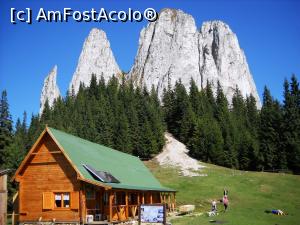 [P02] Cabana 'Piatra Singuratică' având în fundal Piatra Singuratică » foto by Lucien
 - 
<span class="allrVoted glyphicon glyphicon-heart hidden" id="av779987"></span>
<a class="m-l-10 hidden" id="sv779987" onclick="voting_Foto_DelVot(,779987,20181)" role="button">șterge vot <span class="glyphicon glyphicon-remove"></span></a>
<a id="v9779987" class=" c-red"  onclick="voting_Foto_SetVot(779987)" role="button"><span class="glyphicon glyphicon-heart-empty"></span> <b>LIKE</b> = Votează poza</a> <img class="hidden"  id="f779987W9" src="/imagini/loader.gif" border="0" /><span class="AjErrMes hidden" id="e779987ErM"></span>