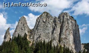 [P40] Piatra Singuratică având în vârf (în imagine pe stânca din centru) un temerar care a reuşit » foto by Lucien
 - 
<span class="allrVoted glyphicon glyphicon-heart hidden" id="av780031"></span>
<a class="m-l-10 hidden" id="sv780031" onclick="voting_Foto_DelVot(,780031,20181)" role="button">șterge vot <span class="glyphicon glyphicon-remove"></span></a>
<a id="v9780031" class=" c-red"  onclick="voting_Foto_SetVot(780031)" role="button"><span class="glyphicon glyphicon-heart-empty"></span> <b>LIKE</b> = Votează poza</a> <img class="hidden"  id="f780031W9" src="/imagini/loader.gif" border="0" /><span class="AjErrMes hidden" id="e780031ErM"></span>