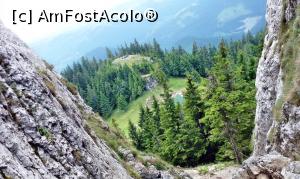 [P56] Cabana Piatra singuratică văzută din şaua dintre cele două stânci ale Pietrei Singuratice » foto by Lucien
 - 
<span class="allrVoted glyphicon glyphicon-heart hidden" id="av780047"></span>
<a class="m-l-10 hidden" id="sv780047" onclick="voting_Foto_DelVot(,780047,20181)" role="button">șterge vot <span class="glyphicon glyphicon-remove"></span></a>
<a id="v9780047" class=" c-red"  onclick="voting_Foto_SetVot(780047)" role="button"><span class="glyphicon glyphicon-heart-empty"></span> <b>LIKE</b> = Votează poza</a> <img class="hidden"  id="f780047W9" src="/imagini/loader.gif" border="0" /><span class="AjErrMes hidden" id="e780047ErM"></span>