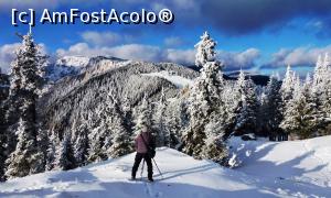 [P08] La vânătoare de peisaje hibernale. Fotografie făcută lângă Piatra Singuratică. În fundal se vede creasta Hăşmaşu Mare.  » foto by Lucien
 - 
<span class="allrVoted glyphicon glyphicon-heart hidden" id="av779993"></span>
<a class="m-l-10 hidden" id="sv779993" onclick="voting_Foto_DelVot(,779993,20181)" role="button">șterge vot <span class="glyphicon glyphicon-remove"></span></a>
<a id="v9779993" class=" c-red"  onclick="voting_Foto_SetVot(779993)" role="button"><span class="glyphicon glyphicon-heart-empty"></span> <b>LIKE</b> = Votează poza</a> <img class="hidden"  id="f779993W9" src="/imagini/loader.gif" border="0" /><span class="AjErrMes hidden" id="e779993ErM"></span>