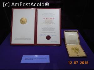 [P20] Medalia și diploma conferite lui George Emil Palade cu ocazia decernării premiului Nobel » foto by Mitica49
 - 
<span class="allrVoted glyphicon glyphicon-heart hidden" id="av1083394"></span>
<a class="m-l-10 hidden" id="sv1083394" onclick="voting_Foto_DelVot(,1083394,20188)" role="button">șterge vot <span class="glyphicon glyphicon-remove"></span></a>
<a id="v91083394" class=" c-red"  onclick="voting_Foto_SetVot(1083394)" role="button"><span class="glyphicon glyphicon-heart-empty"></span> <b>LIKE</b> = Votează poza</a> <img class="hidden"  id="f1083394W9" src="/imagini/loader.gif" border="0" /><span class="AjErrMes hidden" id="e1083394ErM"></span>