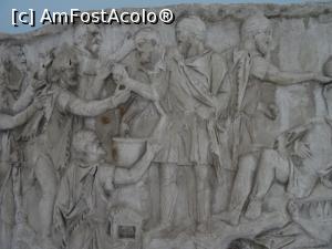 [P18] Nobilii daci participă la o ceremonie (posibil împărțirea ultimelor rezerve de apă) - Columna lui Traian.  » foto by tata123 🔱
 - 
<span class="allrVoted glyphicon glyphicon-heart hidden" id="av1048862"></span>
<a class="m-l-10 hidden" id="sv1048862" onclick="voting_Foto_DelVot(,1048862,20188)" role="button">șterge vot <span class="glyphicon glyphicon-remove"></span></a>
<a id="v91048862" class=" c-red"  onclick="voting_Foto_SetVot(1048862)" role="button"><span class="glyphicon glyphicon-heart-empty"></span> <b>LIKE</b> = Votează poza</a> <img class="hidden"  id="f1048862W9" src="/imagini/loader.gif" border="0" /><span class="AjErrMes hidden" id="e1048862ErM"></span>