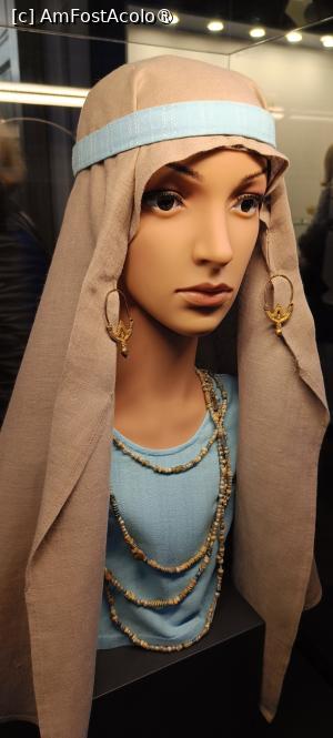 [P15] Costum funerar cu bijuterii originale - necropola Treshova, secolele IX-X d. Hr.  (colier din mărgele de sticlă și cercei din bronz aurit). » foto by tata123 🔱
 - 
<span class="allrVoted glyphicon glyphicon-heart hidden" id="av1504591"></span>
<a class="m-l-10 hidden" id="sv1504591" onclick="voting_Foto_DelVot(,1504591,20189)" role="button">șterge vot <span class="glyphicon glyphicon-remove"></span></a>
<a id="v91504591" class=" c-red"  onclick="voting_Foto_SetVot(1504591)" role="button"><span class="glyphicon glyphicon-heart-empty"></span> <b>LIKE</b> = Votează poza</a> <img class="hidden"  id="f1504591W9" src="/imagini/loader.gif" border="0" /><span class="AjErrMes hidden" id="e1504591ErM"></span>