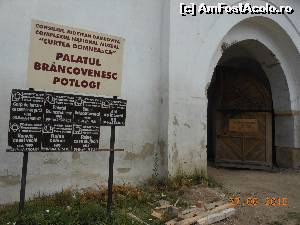 [P01] Potlogi - Panou informativ la intrarea în curtea Palatului brâncovenesc. » foto by iulianic
 - 
<span class="allrVoted glyphicon glyphicon-heart hidden" id="av645209"></span>
<a class="m-l-10 hidden" id="sv645209" onclick="voting_Foto_DelVot(,645209,20192)" role="button">șterge vot <span class="glyphicon glyphicon-remove"></span></a>
<a id="v9645209" class=" c-red"  onclick="voting_Foto_SetVot(645209)" role="button"><span class="glyphicon glyphicon-heart-empty"></span> <b>LIKE</b> = Votează poza</a> <img class="hidden"  id="f645209W9" src="/imagini/loader.gif" border="0" /><span class="AjErrMes hidden" id="e645209ErM"></span>