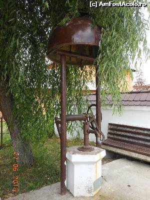 [P28] Potlogi - Fântână la intrarea în curtea bisericii.  » foto by iulianic
 - 
<span class="allrVoted glyphicon glyphicon-heart hidden" id="av645237"></span>
<a class="m-l-10 hidden" id="sv645237" onclick="voting_Foto_DelVot(,645237,20192)" role="button">șterge vot <span class="glyphicon glyphicon-remove"></span></a>
<a id="v9645237" class=" c-red"  onclick="voting_Foto_SetVot(645237)" role="button"><span class="glyphicon glyphicon-heart-empty"></span> <b>LIKE</b> = Votează poza</a> <img class="hidden"  id="f645237W9" src="/imagini/loader.gif" border="0" /><span class="AjErrMes hidden" id="e645237ErM"></span>