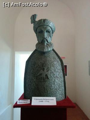 [P01] Bustul lui Constantin Brancoveanu expus în palat » foto by Michi
 - 
<span class="allrVoted glyphicon glyphicon-heart hidden" id="av1336302"></span>
<a class="m-l-10 hidden" id="sv1336302" onclick="voting_Foto_DelVot(,1336302,20192)" role="button">șterge vot <span class="glyphicon glyphicon-remove"></span></a>
<a id="v91336302" class=" c-red"  onclick="voting_Foto_SetVot(1336302)" role="button"><span class="glyphicon glyphicon-heart-empty"></span> <b>LIKE</b> = Votează poza</a> <img class="hidden"  id="f1336302W9" src="/imagini/loader.gif" border="0" /><span class="AjErrMes hidden" id="e1336302ErM"></span>
