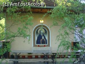 [P07] Biserica mănăstirii - pe fațada exterioară din zona altarului este pictată Maica Domnului care înalță rugi spre cer, sugerând o stare de adâncă tristețe.  » foto by Floryn81
 - 
<span class="allrVoted glyphicon glyphicon-heart hidden" id="av733454"></span>
<a class="m-l-10 hidden" id="sv733454" onclick="voting_Foto_DelVot(,733454,20214)" role="button">șterge vot <span class="glyphicon glyphicon-remove"></span></a>
<a id="v9733454" class=" c-red"  onclick="voting_Foto_SetVot(733454)" role="button"><span class="glyphicon glyphicon-heart-empty"></span> <b>LIKE</b> = Votează poza</a> <img class="hidden"  id="f733454W9" src="/imagini/loader.gif" border="0" /><span class="AjErrMes hidden" id="e733454ErM"></span>