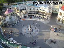 [P12] Riesenradplatz, rondul de la intrarea în Prater, văzut din Wiener Riesenrad. În stânga, cu acoperiş mov, Luftikus, nişte căluşei pentru copii. În faţă, cofetăria Eisvogel, iar în dreapta, o parte din Vienna Ballroom. » foto by Costi
 - 
<span class="allrVoted glyphicon glyphicon-heart hidden" id="av27971"></span>
<a class="m-l-10 hidden" id="sv27971" onclick="voting_Foto_DelVot(,27971,20236)" role="button">șterge vot <span class="glyphicon glyphicon-remove"></span></a>
<a id="v927971" class=" c-red"  onclick="voting_Foto_SetVot(27971)" role="button"><span class="glyphicon glyphicon-heart-empty"></span> <b>LIKE</b> = Votează poza</a> <img class="hidden"  id="f27971W9" src="/imagini/loader.gif" border="0" /><span class="AjErrMes hidden" id="e27971ErM"></span>