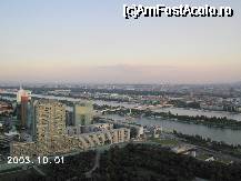 [P21] Imagine spre Dunăre, din Donauturm. În stânga, o parte din UNO City. Clădirea albă, din spatele turnului Andromeda (maro), este Hochhaus Neue Donau (150 m, 34 etaje, construit în 2001), cea de-a doua clădire din Viena ca înălţime şi cea mai înaltă clădire rezidenţială din Austria.
În dreapta, Podul Imperial (Reichsbrücke) » foto by Costi
 - 
<span class="allrVoted glyphicon glyphicon-heart hidden" id="av27998"></span>
<a class="m-l-10 hidden" id="sv27998" onclick="voting_Foto_DelVot(,27998,20236)" role="button">șterge vot <span class="glyphicon glyphicon-remove"></span></a>
<a id="v927998" class=" c-red"  onclick="voting_Foto_SetVot(27998)" role="button"><span class="glyphicon glyphicon-heart-empty"></span> <b>LIKE</b> = Votează poza</a> <img class="hidden"  id="f27998W9" src="/imagini/loader.gif" border="0" /><span class="AjErrMes hidden" id="e27998ErM"></span>