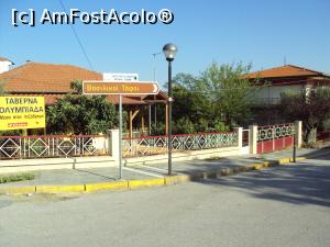 [P02] Imagine din satul Vergina, cu indicatoare spre obiectivele turistice.  » foto by Carmen Ion
 - 
<span class="allrVoted glyphicon glyphicon-heart hidden" id="av909028"></span>
<a class="m-l-10 hidden" id="sv909028" onclick="voting_Foto_DelVot(,909028,20252)" role="button">șterge vot <span class="glyphicon glyphicon-remove"></span></a>
<a id="v9909028" class=" c-red"  onclick="voting_Foto_SetVot(909028)" role="button"><span class="glyphicon glyphicon-heart-empty"></span> <b>LIKE</b> = Votează poza</a> <img class="hidden"  id="f909028W9" src="/imagini/loader.gif" border="0" /><span class="AjErrMes hidden" id="e909028ErM"></span>