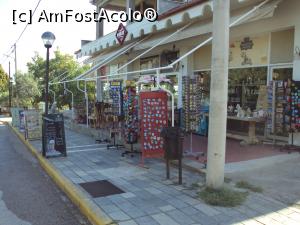 [P28] Magazinul de suvenire și terasa-cafenea de vizavi de muzeu.  » foto by Carmen Ion
 - 
<span class="allrVoted glyphicon glyphicon-heart hidden" id="av909070"></span>
<a class="m-l-10 hidden" id="sv909070" onclick="voting_Foto_DelVot(,909070,20252)" role="button">șterge vot <span class="glyphicon glyphicon-remove"></span></a>
<a id="v9909070" class=" c-red"  onclick="voting_Foto_SetVot(909070)" role="button"><span class="glyphicon glyphicon-heart-empty"></span> <b>LIKE</b> = Votează poza</a> <img class="hidden"  id="f909070W9" src="/imagini/loader.gif" border="0" /><span class="AjErrMes hidden" id="e909070ErM"></span>