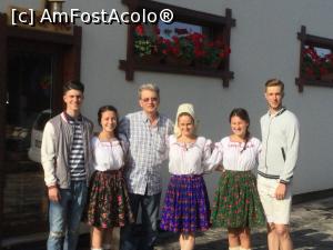 [P45] Casa Traditiilor, Ieud - Nu puteam o rata o poza atat de draga iar Claudia (cea cu batic pe cap) alaturi de sotul ei sunt artizanii principali ai acestui loc.  » foto by mishu
 - 
<span class="allrVoted glyphicon glyphicon-heart hidden" id="av902441"></span>
<a class="m-l-10 hidden" id="sv902441" onclick="voting_Foto_DelVot(,902441,20293)" role="button">șterge vot <span class="glyphicon glyphicon-remove"></span></a>
<a id="v9902441" class=" c-red"  onclick="voting_Foto_SetVot(902441)" role="button"><span class="glyphicon glyphicon-heart-empty"></span> <b>LIKE</b> = Votează poza</a> <img class="hidden"  id="f902441W9" src="/imagini/loader.gif" border="0" /><span class="AjErrMes hidden" id="e902441ErM"></span>