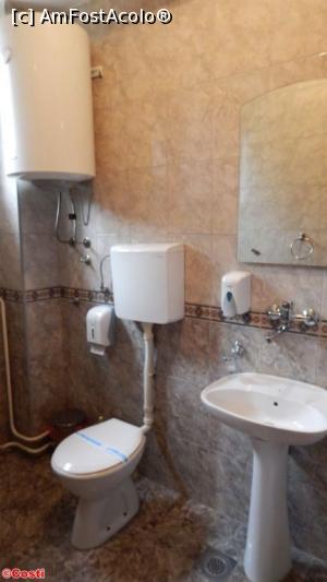 [P14] Aici se vede boilerul electric pentru încălzirea apei la baie.  » foto by Costi
 - 
<span class="allrVoted glyphicon glyphicon-heart hidden" id="av741213"></span>
<a class="m-l-10 hidden" id="sv741213" onclick="voting_Foto_DelVot(,741213,20315)" role="button">șterge vot <span class="glyphicon glyphicon-remove"></span></a>
<a id="v9741213" class=" c-red"  onclick="voting_Foto_SetVot(741213)" role="button"><span class="glyphicon glyphicon-heart-empty"></span> <b>LIKE</b> = Votează poza</a> <img class="hidden"  id="f741213W9" src="/imagini/loader.gif" border="0" /><span class="AjErrMes hidden" id="e741213ErM"></span>