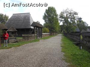 [P03] Muzeul Satului Maramureșean - Eram așteptați de ghidul local. » foto by iulianic
 - 
<span class="allrVoted glyphicon glyphicon-heart hidden" id="av1336121"></span>
<a class="m-l-10 hidden" id="sv1336121" onclick="voting_Foto_DelVot(,1336121,20342)" role="button">șterge vot <span class="glyphicon glyphicon-remove"></span></a>
<a id="v91336121" class=" c-red"  onclick="voting_Foto_SetVot(1336121)" role="button"><span class="glyphicon glyphicon-heart-empty"></span> <b>LIKE</b> = Votează poza</a> <img class="hidden"  id="f1336121W9" src="/imagini/loader.gif" border="0" /><span class="AjErrMes hidden" id="e1336121ErM"></span>