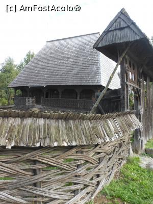 [P06] Muzeul Satului Maramureșean - garduri de nuiele împletite. » foto by iulianic
 - 
<span class="allrVoted glyphicon glyphicon-heart hidden" id="av1336124"></span>
<a class="m-l-10 hidden" id="sv1336124" onclick="voting_Foto_DelVot(,1336124,20342)" role="button">șterge vot <span class="glyphicon glyphicon-remove"></span></a>
<a id="v91336124" class=" c-red"  onclick="voting_Foto_SetVot(1336124)" role="button"><span class="glyphicon glyphicon-heart-empty"></span> <b>LIKE</b> = Votează poza</a> <img class="hidden"  id="f1336124W9" src="/imagini/loader.gif" border="0" /><span class="AjErrMes hidden" id="e1336124ErM"></span>