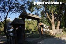 [P14] Poartă pe care se observă nelipsitele şi inconfundabilele sculpturi în formă de funie.  » foto by Utube
 - 
<span class="allrVoted glyphicon glyphicon-heart hidden" id="av391152"></span>
<a class="m-l-10 hidden" id="sv391152" onclick="voting_Foto_DelVot(,391152,20342)" role="button">șterge vot <span class="glyphicon glyphicon-remove"></span></a>
<a id="v9391152" class=" c-red"  onclick="voting_Foto_SetVot(391152)" role="button"><span class="glyphicon glyphicon-heart-empty"></span> <b>LIKE</b> = Votează poza</a> <img class="hidden"  id="f391152W9" src="/imagini/loader.gif" border="0" /><span class="AjErrMes hidden" id="e391152ErM"></span>