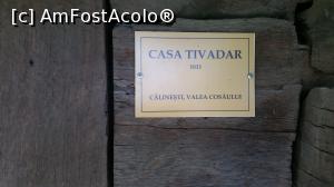 [P14] tablita de pe una dintre case care cuprinde numele familiei, anul si regiunea de unde este casa » foto by NELUTU D-tru
 - 
<span class="allrVoted glyphicon glyphicon-heart hidden" id="av746207"></span>
<a class="m-l-10 hidden" id="sv746207" onclick="voting_Foto_DelVot(,746207,20342)" role="button">șterge vot <span class="glyphicon glyphicon-remove"></span></a>
<a id="v9746207" class=" c-red"  onclick="voting_Foto_SetVot(746207)" role="button"><span class="glyphicon glyphicon-heart-empty"></span> <b>LIKE</b> = Votează poza</a> <img class="hidden"  id="f746207W9" src="/imagini/loader.gif" border="0" /><span class="AjErrMes hidden" id="e746207ErM"></span>