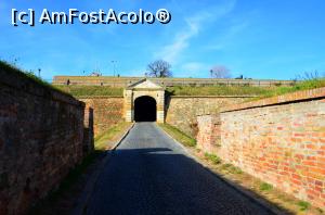 [P08] Cetatea Petrovaradin - poarta Curții, cea mai veche poartă a cetății de sus. Are dimensiuni impresionante: 5 metri lățime, 8 metri înălțime și tunelul boltit are 50 metri lungime » foto by Dragoș_MD
 - 
<span class="allrVoted glyphicon glyphicon-heart hidden" id="av1134655"></span>
<a class="m-l-10 hidden" id="sv1134655" onclick="voting_Foto_DelVot(,1134655,20351)" role="button">șterge vot <span class="glyphicon glyphicon-remove"></span></a>
<a id="v91134655" class=" c-red"  onclick="voting_Foto_SetVot(1134655)" role="button"><span class="glyphicon glyphicon-heart-empty"></span> <b>LIKE</b> = Votează poza</a> <img class="hidden"  id="f1134655W9" src="/imagini/loader.gif" border="0" /><span class="AjErrMes hidden" id="e1134655ErM"></span>