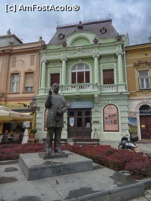 [P47] Novi Sad pe Dunavska ulitza: -	Muzej grada Novog Sada Collection of Foreign Art (Secția colecțiilor de artă străină a Muzeului Orașului Novi Sad) în fundal și statuia lui Jaša Tomić în prim plan » foto by mariana.olaru
 - 
<span class="allrVoted glyphicon glyphicon-heart hidden" id="av842553"></span>
<a class="m-l-10 hidden" id="sv842553" onclick="voting_Foto_DelVot(,842553,20351)" role="button">șterge vot <span class="glyphicon glyphicon-remove"></span></a>
<a id="v9842553" class=" c-red"  onclick="voting_Foto_SetVot(842553)" role="button"><span class="glyphicon glyphicon-heart-empty"></span> <b>LIKE</b> = Votează poza</a> <img class="hidden"  id="f842553W9" src="/imagini/loader.gif" border="0" /><span class="AjErrMes hidden" id="e842553ErM"></span>