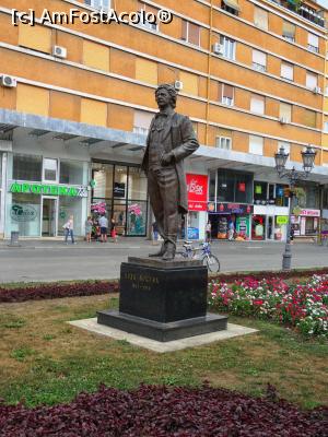 [P08] Novi Sad: statuia lui Laza Kostić aflată pe strada Modene, în fața Hotelului Putnic » foto by mariana.olaru
 - 
<span class="allrVoted glyphicon glyphicon-heart hidden" id="av842477"></span>
<a class="m-l-10 hidden" id="sv842477" onclick="voting_Foto_DelVot(,842477,20351)" role="button">șterge vot <span class="glyphicon glyphicon-remove"></span></a>
<a id="v9842477" class=" c-red"  onclick="voting_Foto_SetVot(842477)" role="button"><span class="glyphicon glyphicon-heart-empty"></span> <b>LIKE</b> = Votează poza</a> <img class="hidden"  id="f842477W9" src="/imagini/loader.gif" border="0" /><span class="AjErrMes hidden" id="e842477ErM"></span>