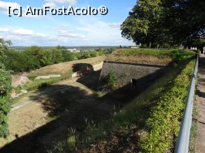 [P24] Cetatea Petrovaradin: pe aleea ce mărginește zidul de incintă pornim să explorăm Cetatea de sus » foto by mariana.olaru
 - 
<span class="allrVoted glyphicon glyphicon-heart hidden" id="av878410"></span>
<a class="m-l-10 hidden" id="sv878410" onclick="voting_Foto_DelVot(,878410,20351)" role="button">șterge vot <span class="glyphicon glyphicon-remove"></span></a>
<a id="v9878410" class=" c-red"  onclick="voting_Foto_SetVot(878410)" role="button"><span class="glyphicon glyphicon-heart-empty"></span> <b>LIKE</b> = Votează poza</a> <img class="hidden"  id="f878410W9" src="/imagini/loader.gif" border="0" /><span class="AjErrMes hidden" id="e878410ErM"></span>