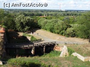 [P29] Cetatea Petrovaradin: podețul din fața porții Karl » foto by mariana.olaru
 - 
<span class="allrVoted glyphicon glyphicon-heart hidden" id="av878415"></span>
<a class="m-l-10 hidden" id="sv878415" onclick="voting_Foto_DelVot(,878415,20351)" role="button">șterge vot <span class="glyphicon glyphicon-remove"></span></a>
<a id="v9878415" class=" c-red"  onclick="voting_Foto_SetVot(878415)" role="button"><span class="glyphicon glyphicon-heart-empty"></span> <b>LIKE</b> = Votează poza</a> <img class="hidden"  id="f878415W9" src="/imagini/loader.gif" border="0" /><span class="AjErrMes hidden" id="e878415ErM"></span>