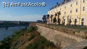 [P57] Cetatea Petrovaradin: Hotelul Leopold » foto by mariana.olaru
 - 
<span class="allrVoted glyphicon glyphicon-heart hidden" id="av878461"></span>
<a class="m-l-10 hidden" id="sv878461" onclick="voting_Foto_DelVot(,878461,20351)" role="button">șterge vot <span class="glyphicon glyphicon-remove"></span></a>
<a id="v9878461" class=" c-red"  onclick="voting_Foto_SetVot(878461)" role="button"><span class="glyphicon glyphicon-heart-empty"></span> <b>LIKE</b> = Votează poza</a> <img class="hidden"  id="f878461W9" src="/imagini/loader.gif" border="0" /><span class="AjErrMes hidden" id="e878461ErM"></span>