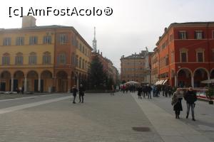 [P12] Modena, Piazza Roma și în continuare Piazza San Giorgio, cea cu bradul împodobit » foto by mprofeanu
 - 
<span class="allrVoted glyphicon glyphicon-heart hidden" id="av1347656"></span>
<a class="m-l-10 hidden" id="sv1347656" onclick="voting_Foto_DelVot(,1347656,20366)" role="button">șterge vot <span class="glyphicon glyphicon-remove"></span></a>
<a id="v91347656" class=" c-red"  onclick="voting_Foto_SetVot(1347656)" role="button"><span class="glyphicon glyphicon-heart-empty"></span> <b>LIKE</b> = Votează poza</a> <img class="hidden"  id="f1347656W9" src="/imagini/loader.gif" border="0" /><span class="AjErrMes hidden" id="e1347656ErM"></span>