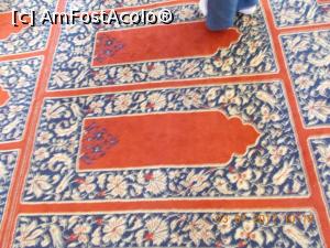 [P25] Covorul de rugăciune care acopera toata sala, partea mai ascuțită arata directia spre peretele Qibla.  » foto by elviramvio
 - 
<span class="allrVoted glyphicon glyphicon-heart hidden" id="av883413"></span>
<a class="m-l-10 hidden" id="sv883413" onclick="voting_Foto_DelVot(,883413,20415)" role="button">șterge vot <span class="glyphicon glyphicon-remove"></span></a>
<a id="v9883413" class=" c-red"  onclick="voting_Foto_SetVot(883413)" role="button"><span class="glyphicon glyphicon-heart-empty"></span> <b>LIKE</b> = Votează poza</a> <img class="hidden"  id="f883413W9" src="/imagini/loader.gif" border="0" /><span class="AjErrMes hidden" id="e883413ErM"></span>
