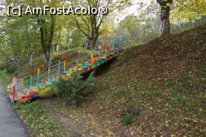 [P33] O scară multicoloră spre spatiul de joacă.  » foto by Utube
 - 
<span class="allrVoted glyphicon glyphicon-heart hidden" id="av830758"></span>
<a class="m-l-10 hidden" id="sv830758" onclick="voting_Foto_DelVot(,830758,20446)" role="button">șterge vot <span class="glyphicon glyphicon-remove"></span></a>
<a id="v9830758" class=" c-red"  onclick="voting_Foto_SetVot(830758)" role="button"><span class="glyphicon glyphicon-heart-empty"></span> <b>LIKE</b> = Votează poza</a> <img class="hidden"  id="f830758W9" src="/imagini/loader.gif" border="0" /><span class="AjErrMes hidden" id="e830758ErM"></span>