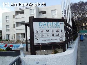 [P27] Panoul de la intrare ne indică ce oferă Daphne Hotel Apartments » foto by irinad
 - 
<span class="allrVoted glyphicon glyphicon-heart hidden" id="av971152"></span>
<a class="m-l-10 hidden" id="sv971152" onclick="voting_Foto_DelVot(,971152,20458)" role="button">șterge vot <span class="glyphicon glyphicon-remove"></span></a>
<a id="v9971152" class=" c-red"  onclick="voting_Foto_SetVot(971152)" role="button"><span class="glyphicon glyphicon-heart-empty"></span> <b>LIKE</b> = Votează poza</a> <img class="hidden"  id="f971152W9" src="/imagini/loader.gif" border="0" /><span class="AjErrMes hidden" id="e971152ErM"></span>