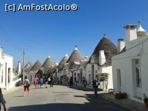 [P36] Stradă din zona comercială, aproape de biserica trullo. Cam ăștia erau turiștii prin Alberobello la data la care am fost noi. » foto by Aurici
 - 
<span class="allrVoted glyphicon glyphicon-heart hidden" id="av742620"></span>
<a class="m-l-10 hidden" id="sv742620" onclick="voting_Foto_DelVot(,742620,20469)" role="button">șterge vot <span class="glyphicon glyphicon-remove"></span></a>
<a id="v9742620" class=" c-red"  onclick="voting_Foto_SetVot(742620)" role="button"><span class="glyphicon glyphicon-heart-empty"></span> <b>LIKE</b> = Votează poza</a> <img class="hidden"  id="f742620W9" src="/imagini/loader.gif" border="0" /><span class="AjErrMes hidden" id="e742620ErM"></span>