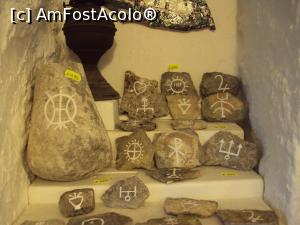 [P05] Insemne misterioase pe pietre, preluare dupa simbolurile de pe acoperisurile caselor trulli.  » foto by Carmen Ion
 - 
<span class="allrVoted glyphicon glyphicon-heart hidden" id="av753977"></span>
<a class="m-l-10 hidden" id="sv753977" onclick="voting_Foto_DelVot(,753977,20469)" role="button">șterge vot <span class="glyphicon glyphicon-remove"></span></a>
<a id="v9753977" class=" c-red"  onclick="voting_Foto_SetVot(753977)" role="button"><span class="glyphicon glyphicon-heart-empty"></span> <b>LIKE</b> = Votează poza</a> <img class="hidden"  id="f753977W9" src="/imagini/loader.gif" border="0" /><span class="AjErrMes hidden" id="e753977ErM"></span>