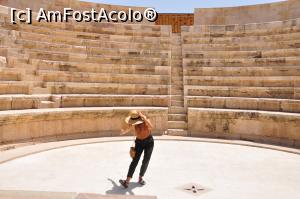 [P10] mica artista asteptand aplauzele in arena Teatrului Odeon » foto by alunelu69
 - 
<span class="allrVoted glyphicon glyphicon-heart hidden" id="av958402"></span>
<a class="m-l-10 hidden" id="sv958402" onclick="voting_Foto_DelVot(,958402,20516)" role="button">șterge vot <span class="glyphicon glyphicon-remove"></span></a>
<a id="v9958402" class=" c-red"  onclick="voting_Foto_SetVot(958402)" role="button"><span class="glyphicon glyphicon-heart-empty"></span> <b>LIKE</b> = Votează poza</a> <img class="hidden"  id="f958402W9" src="/imagini/loader.gif" border="0" /><span class="AjErrMes hidden" id="e958402ErM"></span>
