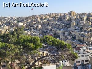 [P15] Acest loc ofera si una dintre cele mai bune panorame ale orasului, pana departe, in zare. De aici se vede fluturand steagul Raghadan, inalt de 127 m, luminat chiar si noaptea, construit din otel si ridicat in curtea palatului cu acelasi nume, de catre regele Abdulah al II-lea la 10 iunie 2003. La acel moment era cel mai inalt steag ridicat in picioare din lume. » foto by geani anto
 - 
<span class="allrVoted glyphicon glyphicon-heart hidden" id="av1380528"></span>
<a class="m-l-10 hidden" id="sv1380528" onclick="voting_Foto_DelVot(,1380528,20516)" role="button">șterge vot <span class="glyphicon glyphicon-remove"></span></a>
<a id="v91380528" class=" c-red"  onclick="voting_Foto_SetVot(1380528)" role="button"><span class="glyphicon glyphicon-heart-empty"></span> <b>LIKE</b> = Votează poza</a> <img class="hidden"  id="f1380528W9" src="/imagini/loader.gif" border="0" /><span class="AjErrMes hidden" id="e1380528ErM"></span>