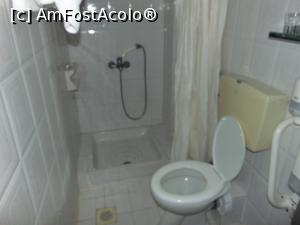 [P06] Baia din camera, urata si cu mobiler degradat, peria de curatat wc plina de ca... t!  » foto by mikulis
 - 
<span class="allrVoted glyphicon glyphicon-heart hidden" id="av759535"></span>
<a class="m-l-10 hidden" id="sv759535" onclick="voting_Foto_DelVot(,759535,20526)" role="button">șterge vot <span class="glyphicon glyphicon-remove"></span></a>
<a id="v9759535" class=" c-red"  onclick="voting_Foto_SetVot(759535)" role="button"><span class="glyphicon glyphicon-heart-empty"></span> <b>LIKE</b> = Votează poza</a> <img class="hidden"  id="f759535W9" src="/imagini/loader.gif" border="0" /><span class="AjErrMes hidden" id="e759535ErM"></span>