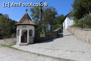 [P50] Schitul Iezer, Troița de la șosea și aleea ce urcă la Schit » foto by mprofeanu
 - 
<span class="allrVoted glyphicon glyphicon-heart hidden" id="av1195925"></span>
<a class="m-l-10 hidden" id="sv1195925" onclick="voting_Foto_DelVot(,1195925,20571)" role="button">șterge vot <span class="glyphicon glyphicon-remove"></span></a>
<a id="v91195925" class=" c-red"  onclick="voting_Foto_SetVot(1195925)" role="button"><span class="glyphicon glyphicon-heart-empty"></span> <b>LIKE</b> = Votează poza</a> <img class="hidden"  id="f1195925W9" src="/imagini/loader.gif" border="0" /><span class="AjErrMes hidden" id="e1195925ErM"></span>