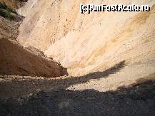 [P24] Vedere înspre în jos a gropii realizată de pe marginea abruptă a acesteia.  » foto by Utube
 - 
<span class="allrVoted glyphicon glyphicon-heart hidden" id="av406908"></span>
<a class="m-l-10 hidden" id="sv406908" onclick="voting_Foto_DelVot(,406908,20640)" role="button">șterge vot <span class="glyphicon glyphicon-remove"></span></a>
<a id="v9406908" class=" c-red"  onclick="voting_Foto_SetVot(406908)" role="button"><span class="glyphicon glyphicon-heart-empty"></span> <b>LIKE</b> = Votează poza</a> <img class="hidden"  id="f406908W9" src="/imagini/loader.gif" border="0" /><span class="AjErrMes hidden" id="e406908ErM"></span>