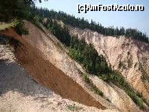 [P25] În stânga, în partea de sus a fotografiei, după rădăcinile copacului se vede malul abrupt și înșelător asemenea unei surplombe.  » foto by Utube
 - 
<span class="allrVoted glyphicon glyphicon-heart hidden" id="av406909"></span>
<a class="m-l-10 hidden" id="sv406909" onclick="voting_Foto_DelVot(,406909,20640)" role="button">șterge vot <span class="glyphicon glyphicon-remove"></span></a>
<a id="v9406909" class=" c-red"  onclick="voting_Foto_SetVot(406909)" role="button"><span class="glyphicon glyphicon-heart-empty"></span> <b>LIKE</b> = Votează poza</a> <img class="hidden"  id="f406909W9" src="/imagini/loader.gif" border="0" /><span class="AjErrMes hidden" id="e406909ErM"></span>