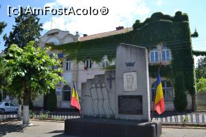 [P04] Placa comemorativa celor care au luptat aici, in fundal cladirea primariei » foto by AZE
 - 
<span class="allrVoted glyphicon glyphicon-heart hidden" id="av768740"></span>
<a class="m-l-10 hidden" id="sv768740" onclick="voting_Foto_DelVot(,768740,20642)" role="button">șterge vot <span class="glyphicon glyphicon-remove"></span></a>
<a id="v9768740" class=" c-red"  onclick="voting_Foto_SetVot(768740)" role="button"><span class="glyphicon glyphicon-heart-empty"></span> <b>LIKE</b> = Votează poza</a> <img class="hidden"  id="f768740W9" src="/imagini/loader.gif" border="0" /><span class="AjErrMes hidden" id="e768740ErM"></span>