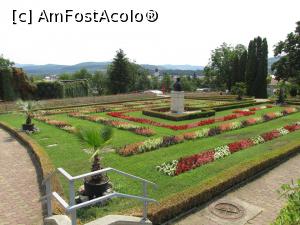 [P01] La intrarea in gradina bustul lui Vasile Fati incojurat de un covor de flori » foto by simplegirl
 - 
<span class="allrVoted glyphicon glyphicon-heart hidden" id="av893533"></span>
<a class="m-l-10 hidden" id="sv893533" onclick="voting_Foto_DelVot(,893533,20642)" role="button">șterge vot <span class="glyphicon glyphicon-remove"></span></a>
<a id="v9893533" class=" c-red"  onclick="voting_Foto_SetVot(893533)" role="button"><span class="glyphicon glyphicon-heart-empty"></span> <b>LIKE</b> = Votează poza</a> <img class="hidden"  id="f893533W9" src="/imagini/loader.gif" border="0" /><span class="AjErrMes hidden" id="e893533ErM"></span>