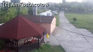 [P14] Cladirea roz este grupul sanitar ptr cei care campeaza. Si foisorul cu doua mese, plus frigider » foto by mihacluj
 - 
<span class="allrVoted glyphicon glyphicon-heart hidden" id="av772579"></span>
<a class="m-l-10 hidden" id="sv772579" onclick="voting_Foto_DelVot(,772579,20710)" role="button">șterge vot <span class="glyphicon glyphicon-remove"></span></a>
<a id="v9772579" class=" c-red"  onclick="voting_Foto_SetVot(772579)" role="button"><span class="glyphicon glyphicon-heart-empty"></span> <b>LIKE</b> = Votează poza</a> <img class="hidden"  id="f772579W9" src="/imagini/loader.gif" border="0" /><span class="AjErrMes hidden" id="e772579ErM"></span>