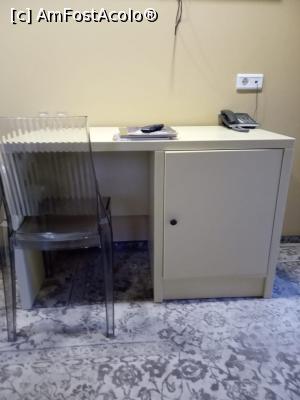 [P02] Biroul cu scaunul din plastic, acest scaun era mult mai potrivit pentru balcon... » foto by ceasornicarul
 - 
<span class="allrVoted glyphicon glyphicon-heart hidden" id="av1216940"></span>
<a class="m-l-10 hidden" id="sv1216940" onclick="voting_Foto_DelVot(,1216940,20712)" role="button">șterge vot <span class="glyphicon glyphicon-remove"></span></a>
<a id="v91216940" class=" c-red"  onclick="voting_Foto_SetVot(1216940)" role="button"><span class="glyphicon glyphicon-heart-empty"></span> <b>LIKE</b> = Votează poza</a> <img class="hidden"  id="f1216940W9" src="/imagini/loader.gif" border="0" /><span class="AjErrMes hidden" id="e1216940ErM"></span>