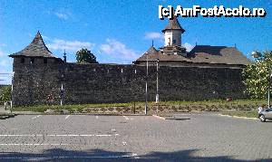 [P01] Vedere de ansamblu şi parcarea mănăstirii Probota, sat Probota, oraş Dolhasca, jud. Suceava.  » foto by traian.leuca †
 - 
<span class="allrVoted glyphicon glyphicon-heart hidden" id="av433886"></span>
<a class="m-l-10 hidden" id="sv433886" onclick="voting_Foto_DelVot(,433886,20763)" role="button">șterge vot <span class="glyphicon glyphicon-remove"></span></a>
<a id="v9433886" class=" c-red"  onclick="voting_Foto_SetVot(433886)" role="button"><span class="glyphicon glyphicon-heart-empty"></span> <b>LIKE</b> = Votează poza</a> <img class="hidden"  id="f433886W9" src="/imagini/loader.gif" border="0" /><span class="AjErrMes hidden" id="e433886ErM"></span>