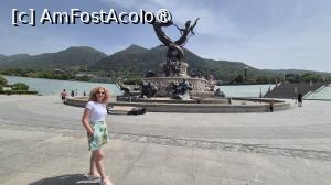 [P02] Statuia reprezentand juramintele de dragoste dintre imparatul Xuanzong si concubina Yang: „In cer, sa fim doua pasari care zboara mereu impreuna; pe pamant, doi copaci cu ramuri impletite pentru totdeauna”.  » foto by geani anto
 - 
<span class="allrVoted glyphicon glyphicon-heart hidden" id="av1502666"></span>
<a class="m-l-10 hidden" id="sv1502666" onclick="voting_Foto_DelVot(,1502666,20766)" role="button">șterge vot <span class="glyphicon glyphicon-remove"></span></a>
<a id="v91502666" class=" c-red"  onclick="voting_Foto_SetVot(1502666)" role="button"><span class="glyphicon glyphicon-heart-empty"></span> <b>LIKE</b> = Votează poza</a> <img class="hidden"  id="f1502666W9" src="/imagini/loader.gif" border="0" /><span class="AjErrMes hidden" id="e1502666ErM"></span>