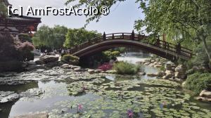 [P52] Lacul Furong se afla in fata Palatului Vietii Eterne, care a fost odata locul unde imparatul Xuanzong si concubina Yang si-au facut juramintele de dragoste: „In cer, sa fim doua pasari care zboara mereu impreuna; pe pamant, doi copaci cu ramuri impletite pentru totdeauna”.  » foto by geani anto
 - 
<span class="allrVoted glyphicon glyphicon-heart hidden" id="av1502715"></span>
<a class="m-l-10 hidden" id="sv1502715" onclick="voting_Foto_DelVot(,1502715,20766)" role="button">șterge vot <span class="glyphicon glyphicon-remove"></span></a>
<a id="v91502715" class=" c-red"  onclick="voting_Foto_SetVot(1502715)" role="button"><span class="glyphicon glyphicon-heart-empty"></span> <b>LIKE</b> = Votează poza</a> <img class="hidden"  id="f1502715W9" src="/imagini/loader.gif" border="0" /><span class="AjErrMes hidden" id="e1502715ErM"></span>