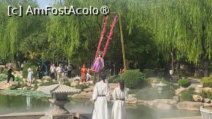 [P59] Pe lac si pe malurile acestuia au loc alte reprezentatii ale povestii de dragoste dintre cei doi protagonisti, actorii find imbracati in straie frumos colorate si interactionand cu vizitatorii.  » foto by geani anto
 - 
<span class="allrVoted glyphicon glyphicon-heart hidden" id="av1502722"></span>
<a class="m-l-10 hidden" id="sv1502722" onclick="voting_Foto_DelVot(,1502722,20766)" role="button">șterge vot <span class="glyphicon glyphicon-remove"></span></a>
<a id="v91502722" class=" c-red"  onclick="voting_Foto_SetVot(1502722)" role="button"><span class="glyphicon glyphicon-heart-empty"></span> <b>LIKE</b> = Votează poza</a> <img class="hidden"  id="f1502722W9" src="/imagini/loader.gif" border="0" /><span class="AjErrMes hidden" id="e1502722ErM"></span>